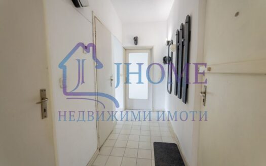 Просторен тристаен апартамент с отделна кухня